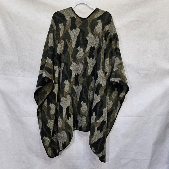 Marc New York Green Black Camo Knit Poncho with Locking Ring Closure Size OS - Picture 3 of 5